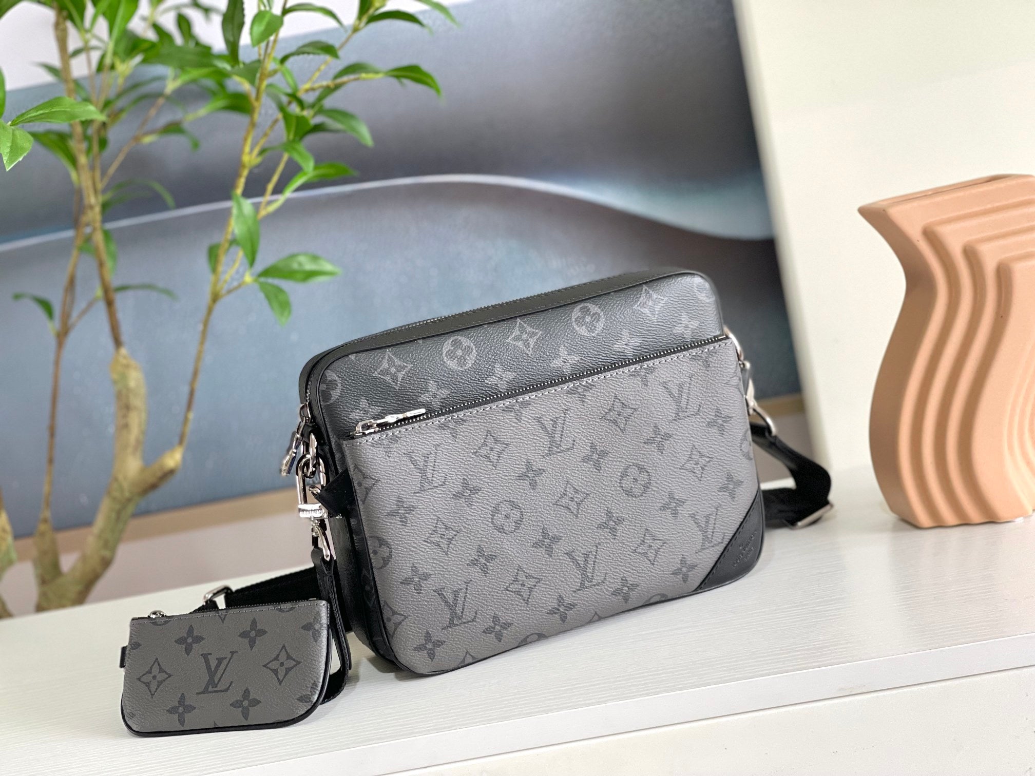 LOUIS VUITTON | TRIO MESSENGER