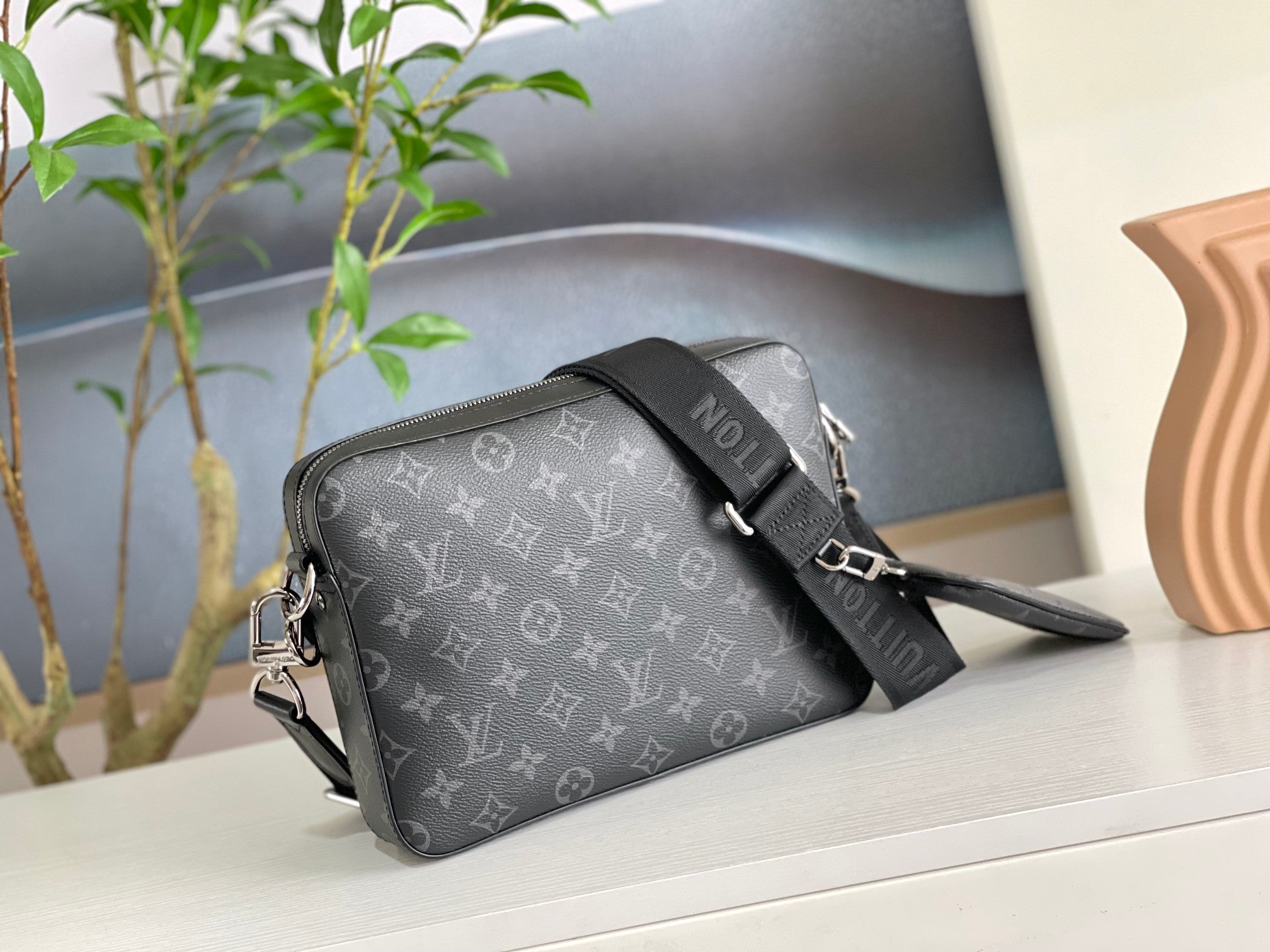 LOUIS VUITTON | TRIO MESSENGER