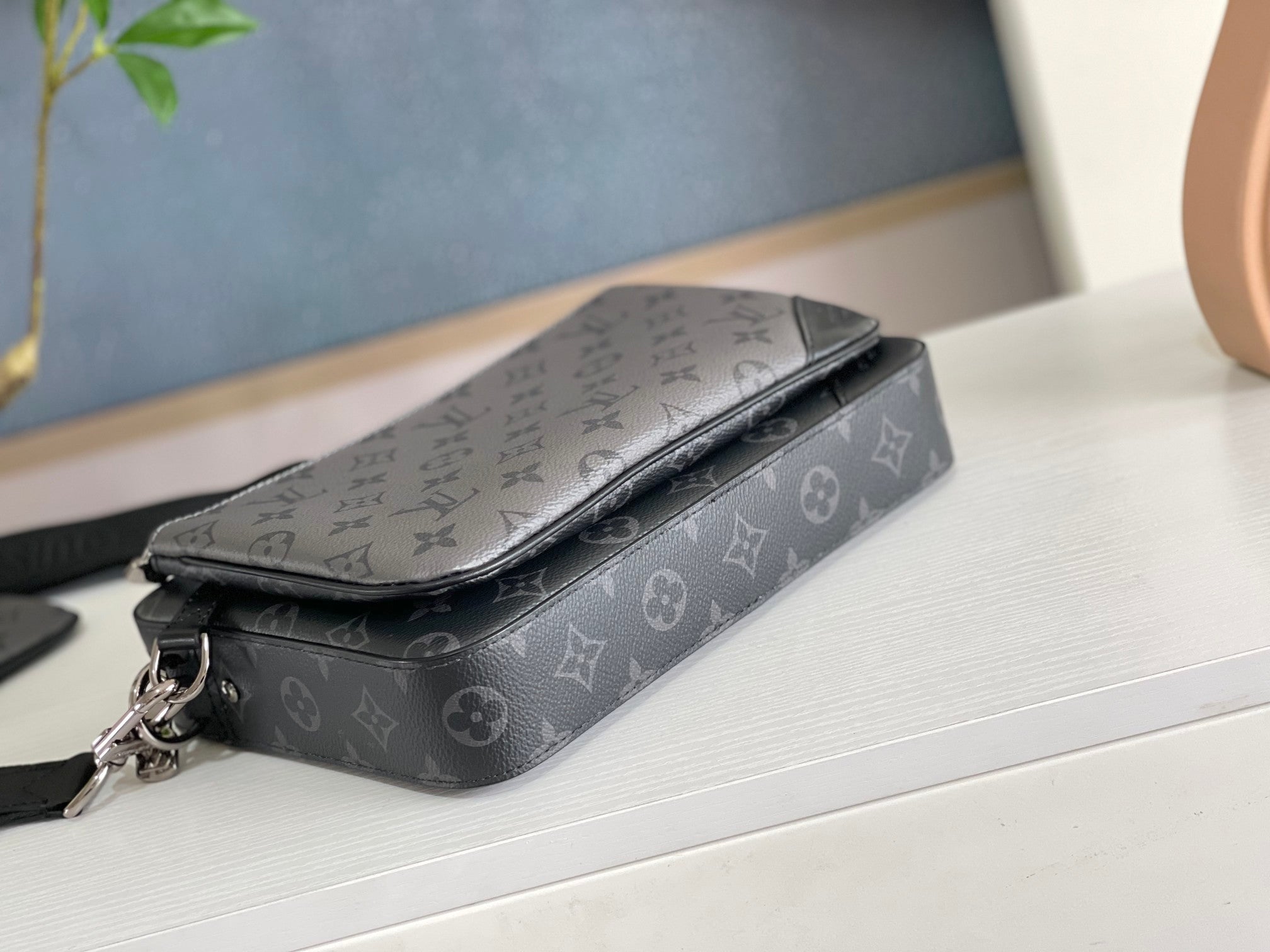 LOUIS VUITTON | TRIO MESSENGER