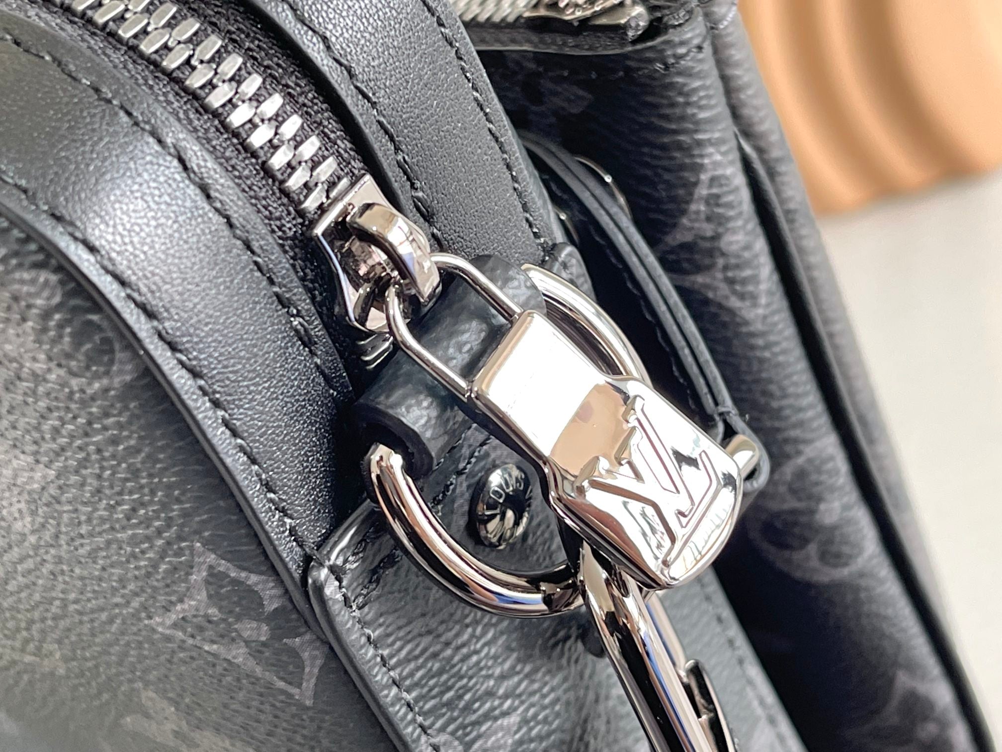 LOUIS VUITTON | TRIO MESSENGER