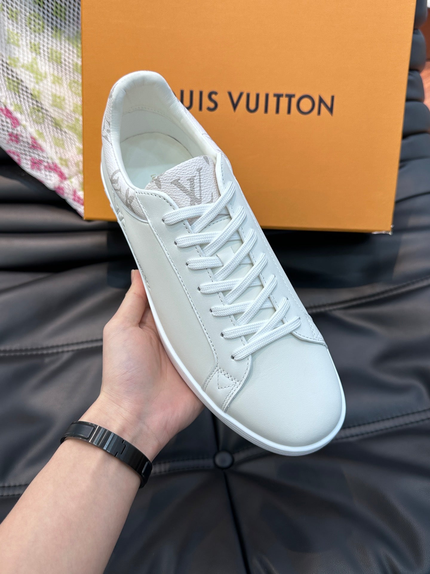 LOUIS VUITTON | SNEAKERS