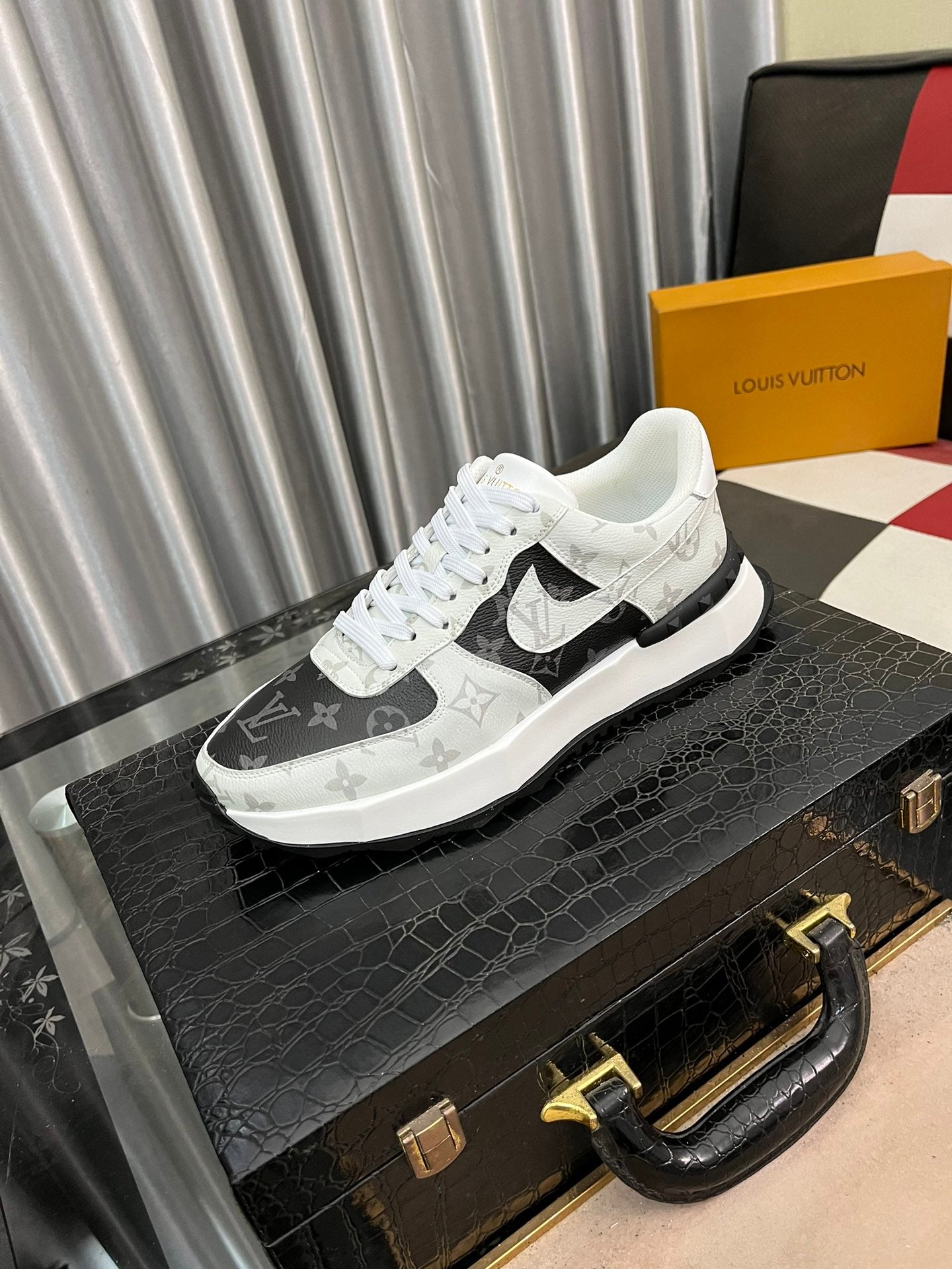 LOUIS VUITTON | CASUAL SPORT SNEAKERS